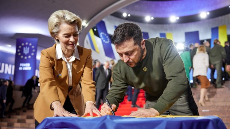 До влизането в Евросъюза и НАТО. ЕС се ангажира със сигурността на Украйна