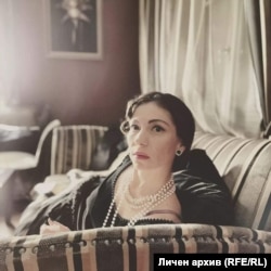 Невена Калудова в ролята на Коко Шанел в "Пролетно тайнство" на Георги Кадурин