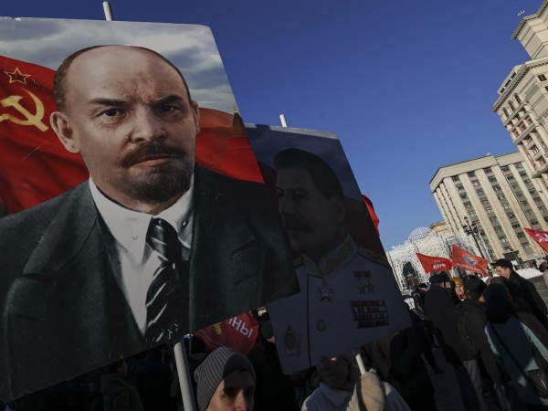 Къпят Ленин на всеки седем години в мавзолея
