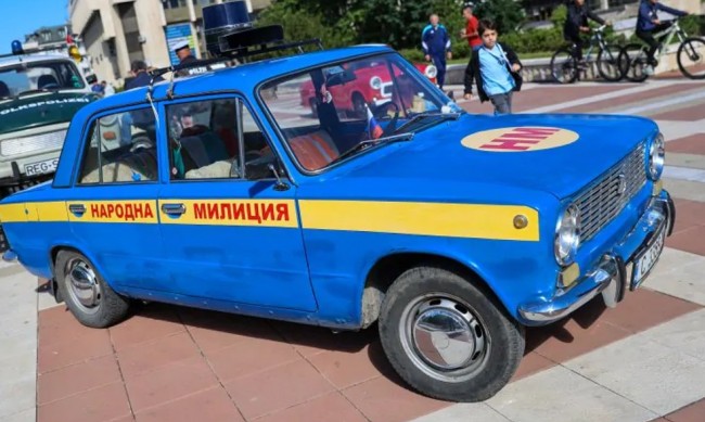 Милиционерска кола бе атракцията на ретро парад