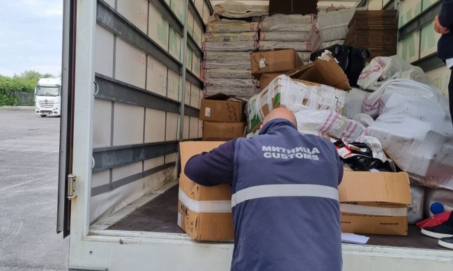 Митничари хванаха голямо количество опаковки за тютюн за наргиле