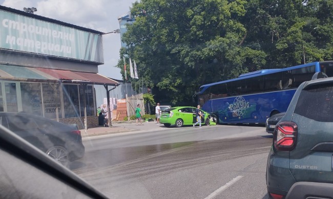 Автобус с деца и такси се удариха на гара „Пионер“
