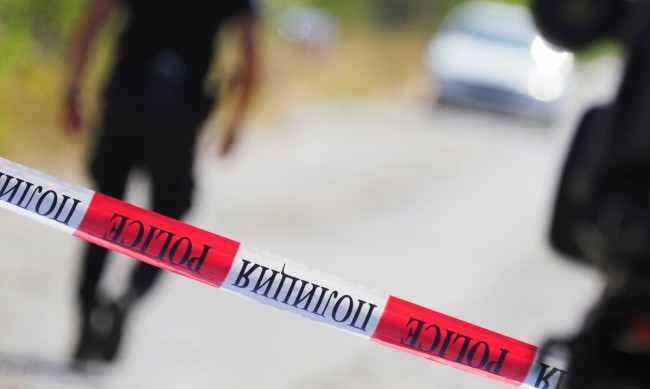 Арестуваха двама, в домовете им дрога и оръжие