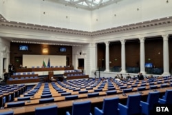 Полупразната пленарна зала в неделя.