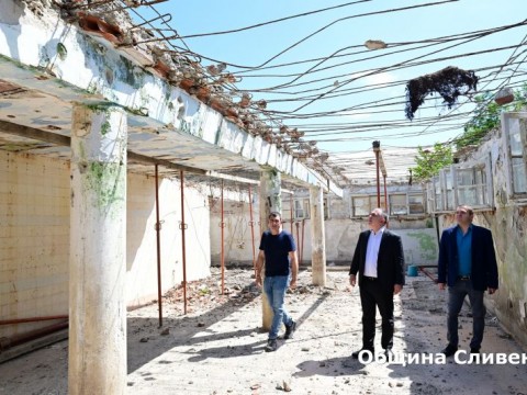 Продължава ремонтът на покрива на сградата на минералните бани