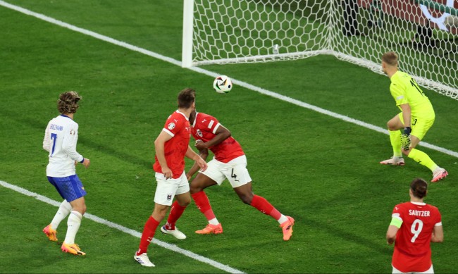 Франция победи Австрия с 1:0 след автогол