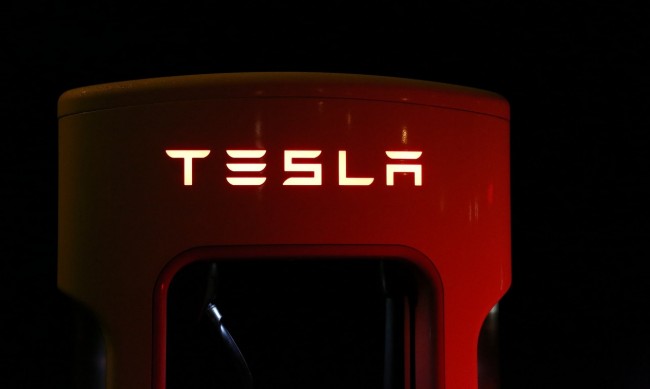 Доставките на Tesla продължават да спадат
