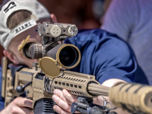 Карабината на атентатора AR-15 струва $1000 долара и се продава свободно