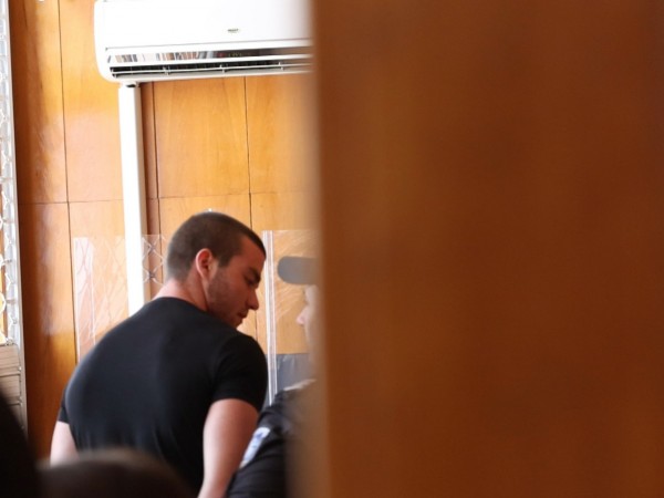 Оставиха в ареста полицая, счупил челюстта на студент
