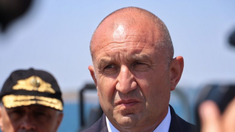 Президентът избра да връчи третия мандат на „Има такъв народ“