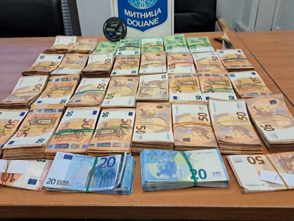 Хванаха недекларирана валута за почти 240 000 лв.