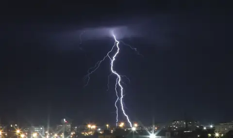 Мълния предизвика пожар в село Дъбово
