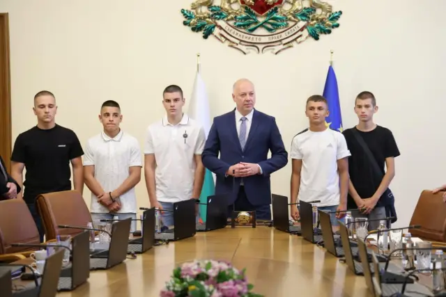 Министрите аплодираха деца, участвали в гасенето на огъня в Сунгурларе
