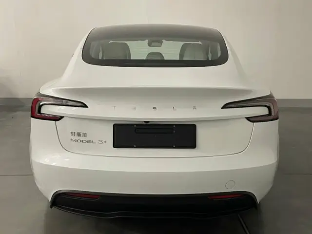 Tesla представя Model 3 с рекорден пробег