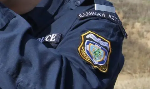 Задържаха 38-годишен грък, склонил непълнолетна българка към порнография