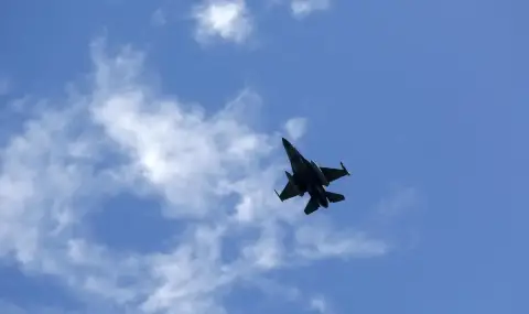Един от самолетите ни F-16 е с теч на гориво