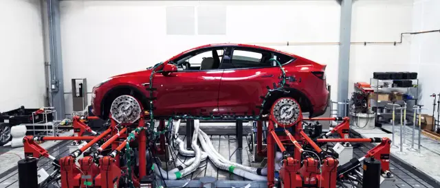Мъж съди Tesla за над 50 млн. долара след удар от робот