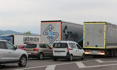 Разрешиха шофирането в аварийната лента в участъци на АМ „Тракия“ и АМ „Хемус“