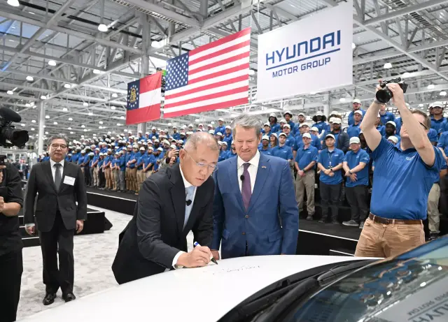 Задържаха над 450 имигранти в новостроящата се фабрика на Hyundai