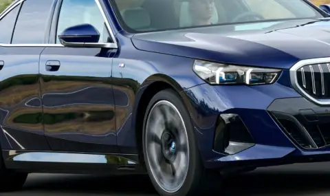 Защо пътническото огледало на BMW-тата поглежда към тротоара и как се включва тази екстра?