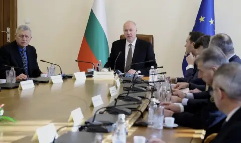 Кабинетът в оставка провежда редовно заседание