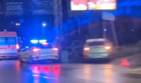 Кола се заби в билборд на бул. „Цариградско шосе“ в столицата