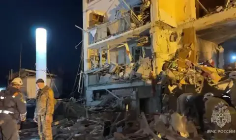Двама души загинаха при експлозия в жилищна сграда в Севастопол