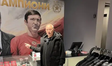 Емил Велев се снима във фен магазина на ЦСКА