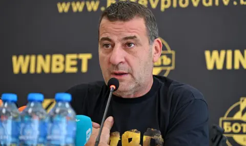 Илиян Филипов се пошегува с Вили Вуцов след загубата на Левски