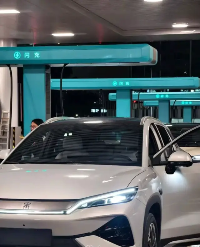 Новите зарядни станции на BYD приличат на бензиностанции… и работят толкова бързо