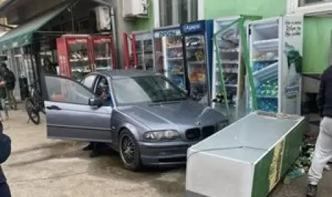 Кола помете хладилни витрини на тротоар в Габрово
