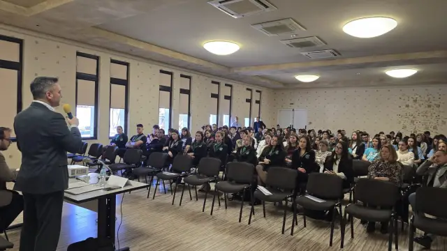 Вигенин пред ученици – посланици на ЕП: Европа трябва да осъзнае собствената си сила и да отстоява интересите си
