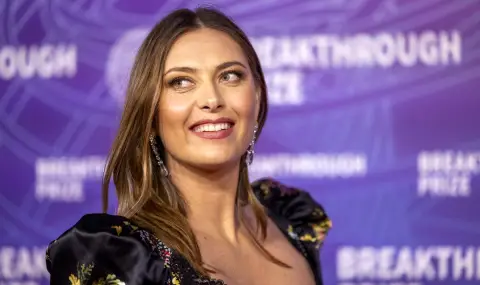 Мария Шарапова събра погледите със секси деколте
