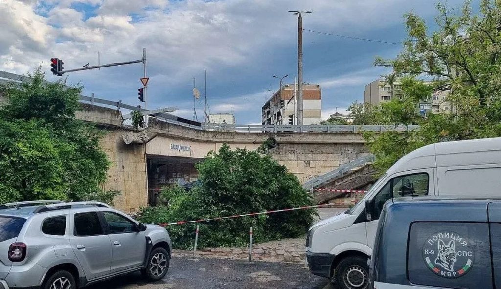драматичен опит за бягство в бургас: мароканци оставени в катастрофирал автомобил