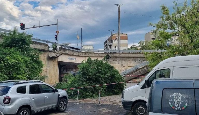 Драматичен опит за бягство в Бургас: Мароканци оставени в катастрофирал автомобил