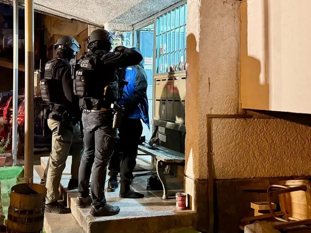маскировката на прокурорския син: как шампионът по кикбокс се превърна в „неузнаваем“ беглец
