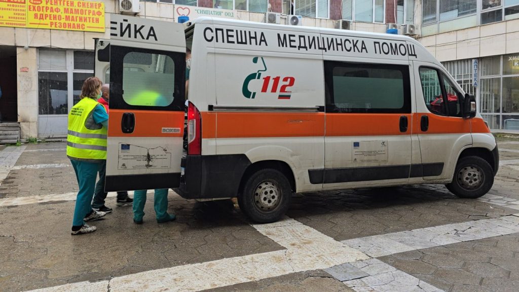 уплаха в казанлъшките села: бебе и момче пострадаха при обръщане на автомобил