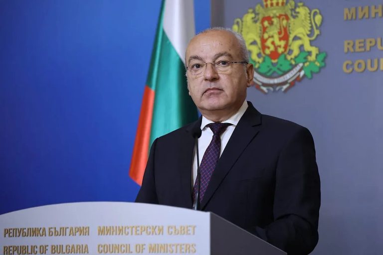 Бюджетна битка: Ще замръзна ли минималната заплата и какво предстои за държавните служители?