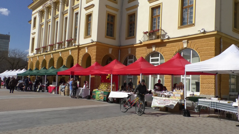 Вкусът на традицията: Сливен се подготвя за голям великденски пазар