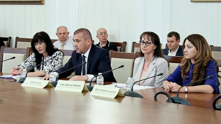 Въздухът лети, релсите стоят: Големият контраст в българския транспорт