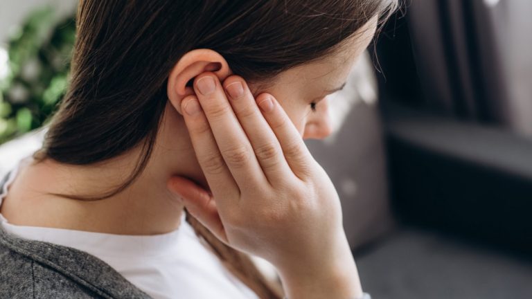 Да победим тинитуса: Как да си върнем спокойствието при постоянен шум в ушите
