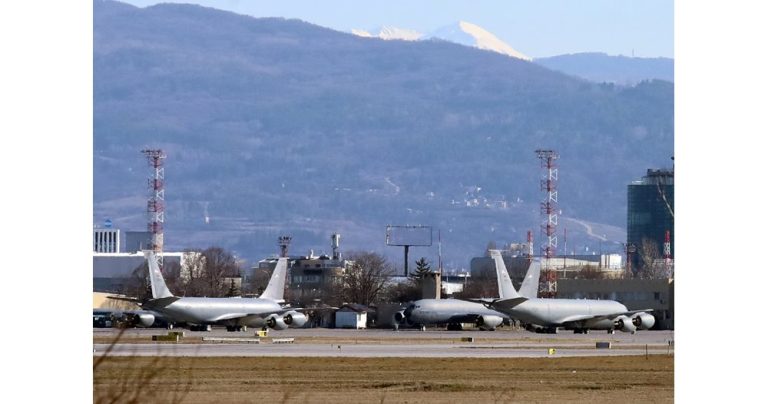 Дипломатически маневри: Ще останат ли американските самолети-цистерни в София?