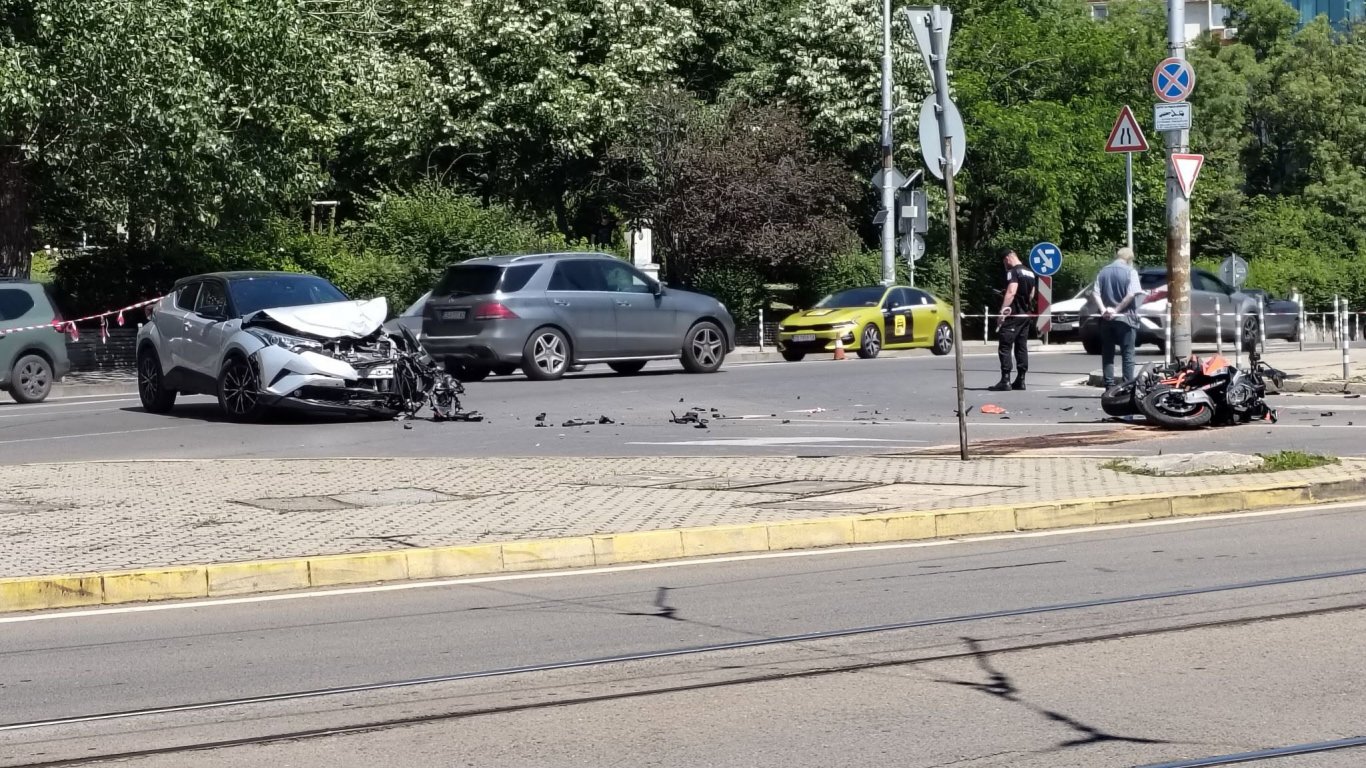 драма на кръстовището: тежък сблъсък между кола и мотор в сърцето на софия