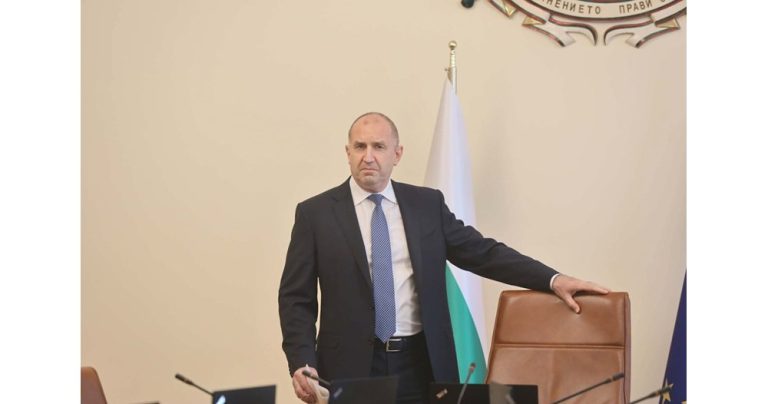 Ефектът на обръча: Защо агресивната опозиция всъщност укрепва рейтинга на Радев?