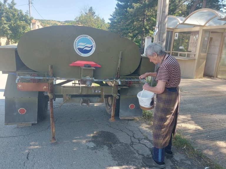 Капка вода за Горно Александрово: Хората губят търпение