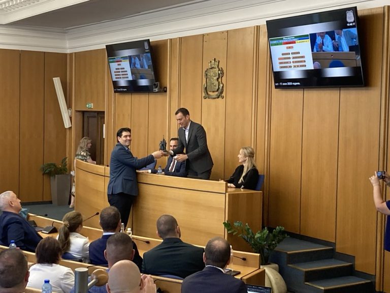 Миниатюрен монумент, голям дебат: Васил Терзиев и „правилният“ размер на историята