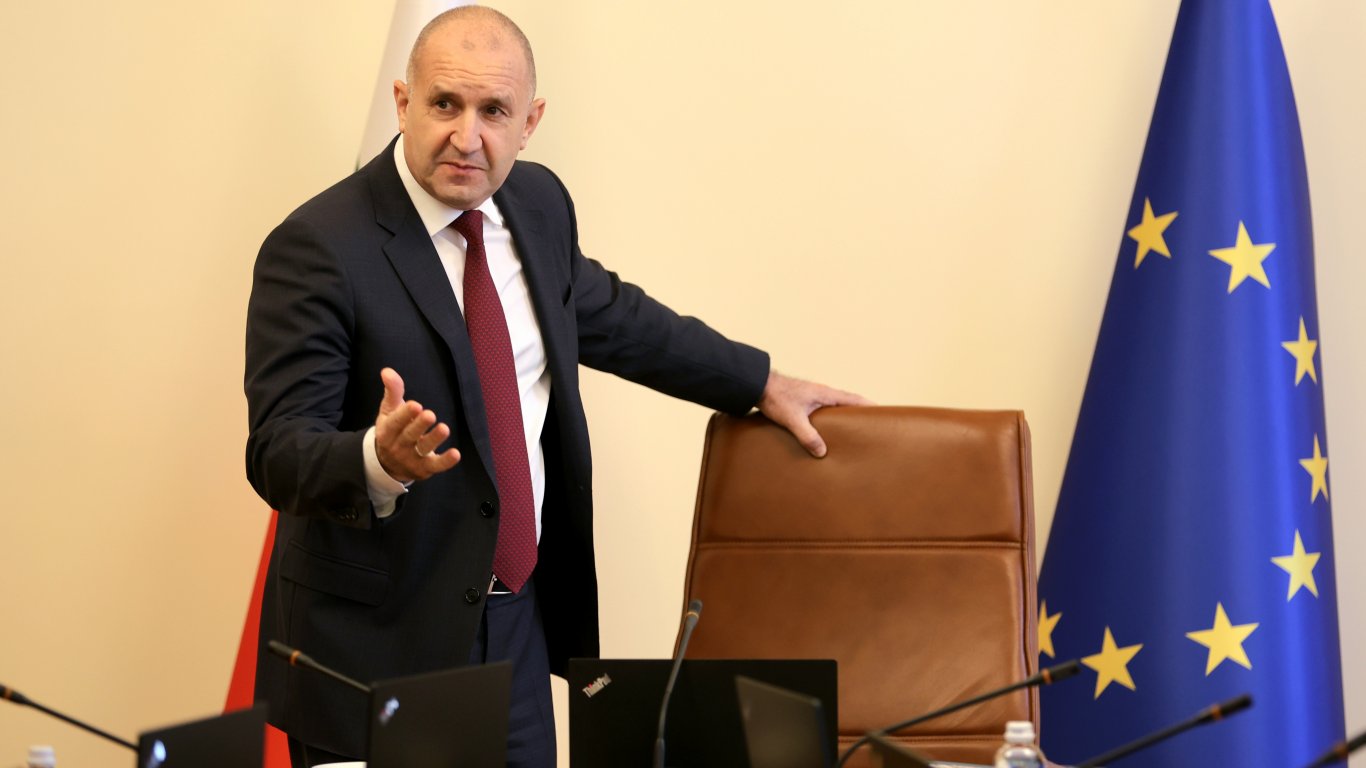 „няма да се докосват пенсионерите!“: румен радев разсейва опасенията за социалните разходи и скъпото оръжие