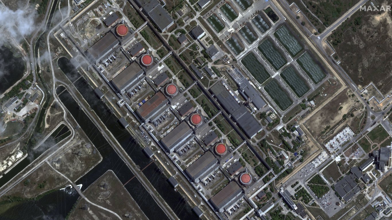 опасност над запорожката аец: дрон пробива стената на шестия енергоблок