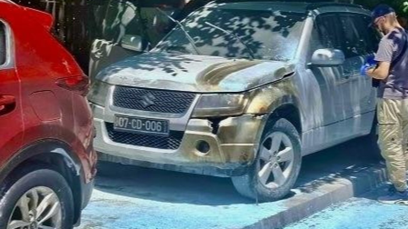 пламъци пред българската мисия: кой стои зад атаката в скопие?