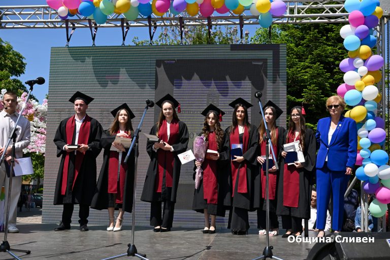 Повелената на езиците: 55 години триумфи и нови полети за випуск 2026 в Сливен